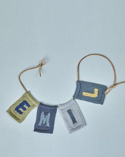 Gebreide letter vlaggetjes A-M - Knitted Letters - Blauwe tinten - SmallStuff