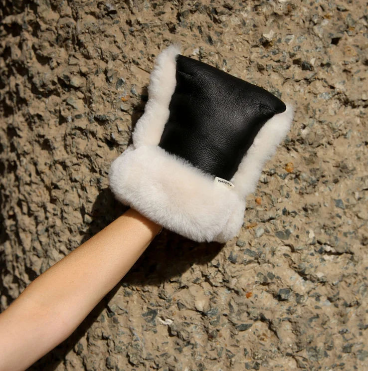 Kinderwagen wanten van Merino schapenvacht - Noir + Milk - BINIBAMBA