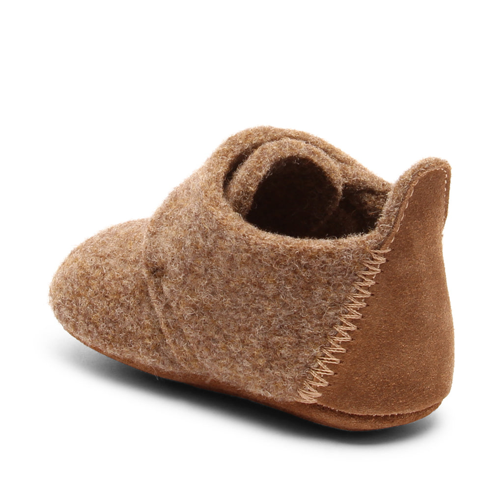 Baby Wool Camel – Babyhausschuhe aus Wolle – Bisgaard: Schühchen schräg von hinten.