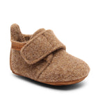 Baby Wool Camel – Babyhausschuhe aus Wolle – Bisgaard: Schühchen schräg von vorne mit Klettverschluss.