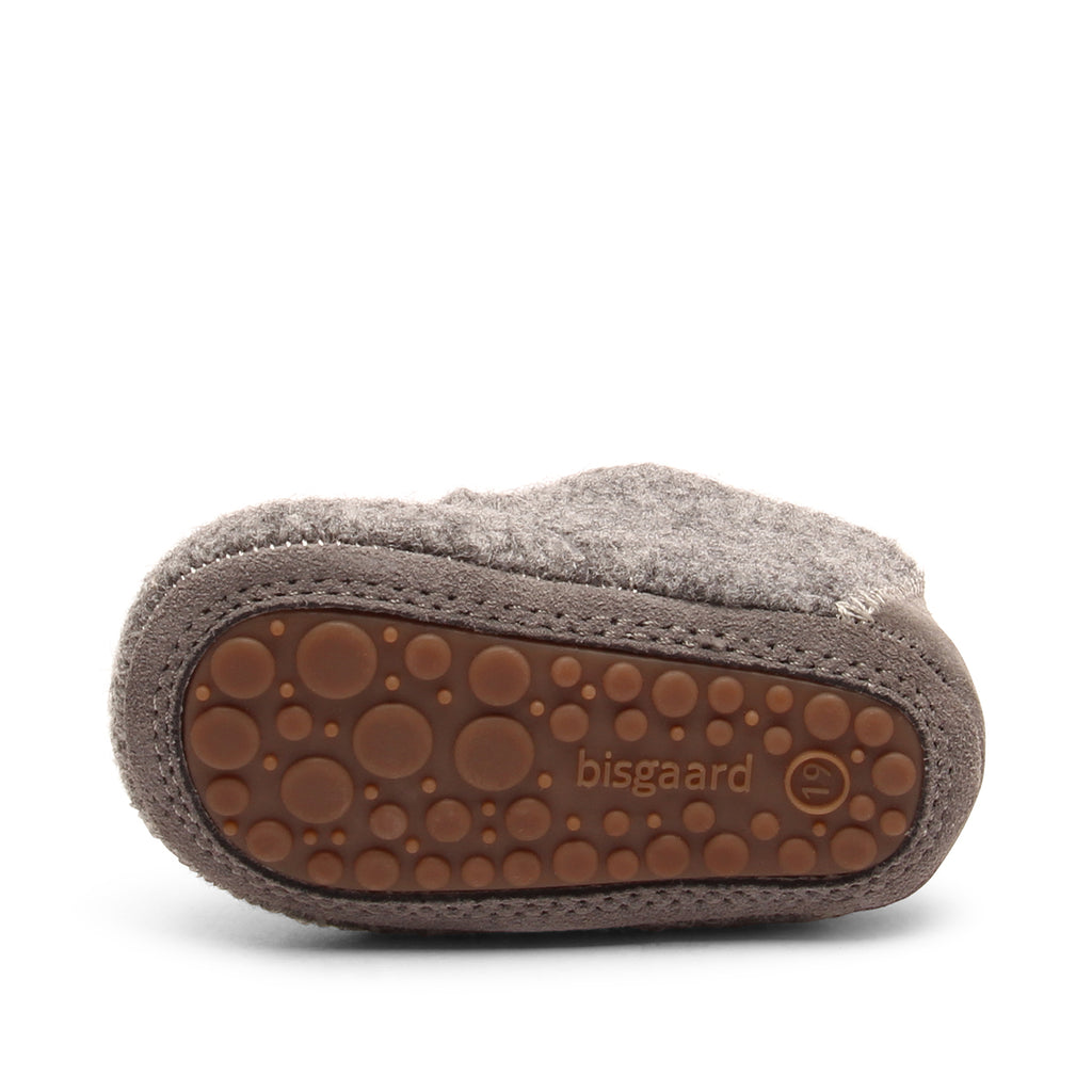 Baby Wool Grey – Babyhausschuhe aus Wolle – Bisgaard: Unterseite des Schühchens mit sichtbarer Sohle.