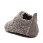 Baby Wool Grey – Babyhausschuhe aus Wolle – Bisgaard: Schühchen schräg von hinten.
