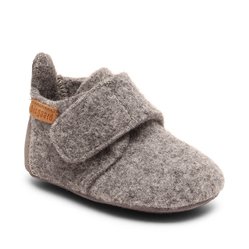 Baby Wool Grey – Babyhausschuhe aus Wolle – Bisgaard: Schühchen schräg von vorne mit Klettverschluss.