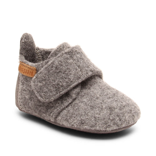 Baby Wool Grey – Wool baby booties – Bisgaard: three-quarter front view of the bootie with hook-and-loop strap.