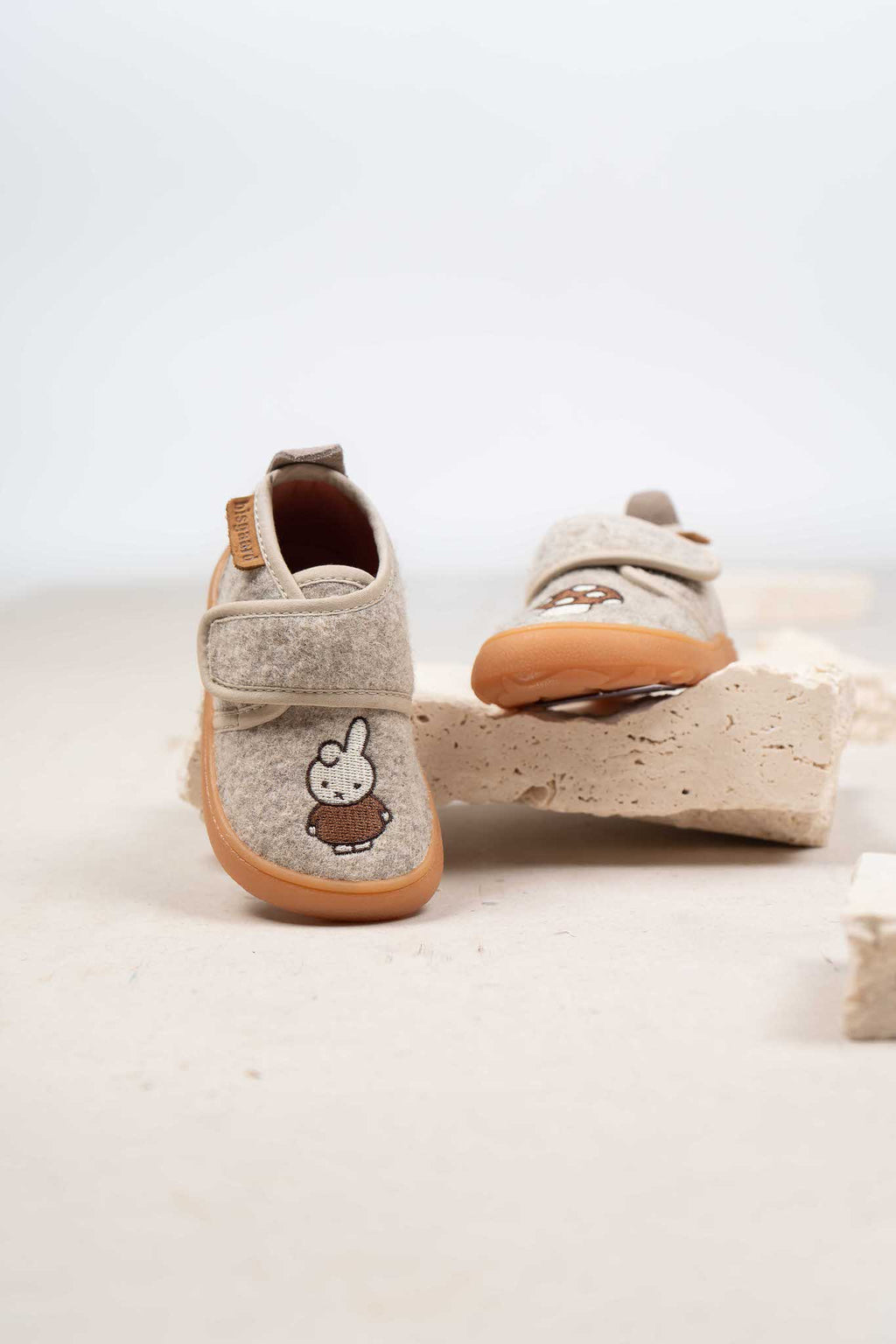 Barefoot slofjes Sand- Miffy x Bisgaard barefoot basic – Wol – Bisgaard