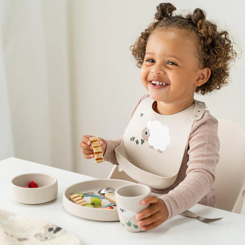 Zuignap borden set - Stick&Stay Dinner Set - Tiny Farm - Sand - Done by Deer - productfoto - afbeelding 4