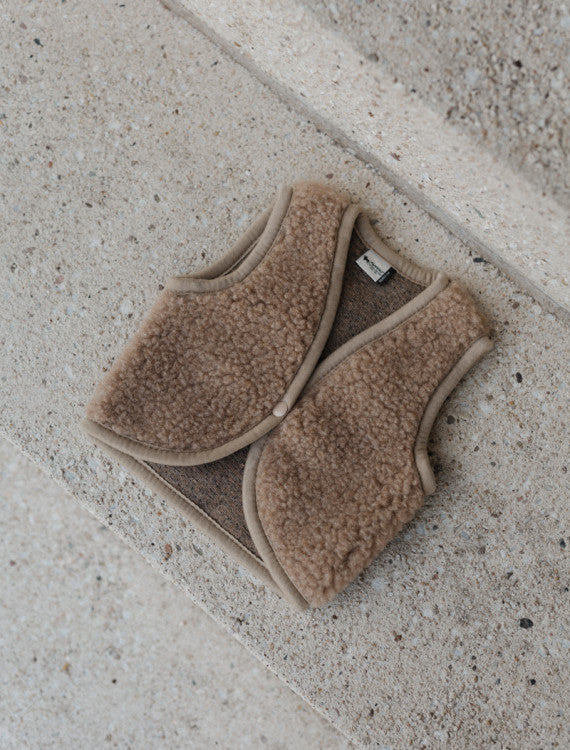 Babyweste Lulu Light Tan – 100% Wolle – Alwero