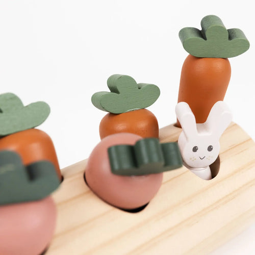 Boomstam Konijn en Groenten – Jouet potager en bois avec petits lapins – Egmont Toys : détail des lapins et des légumes dans le tronc d'arbre en bois.