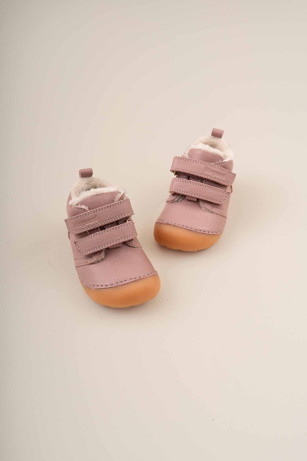 Barefoot Carter Lamb – Rose – Bisgaard: zwei Schuhe nebeneinander.