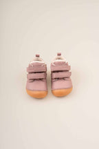 Barefoot Carter Lamb – Rose – Bisgaard: zwei Schuhe nebeneinander.