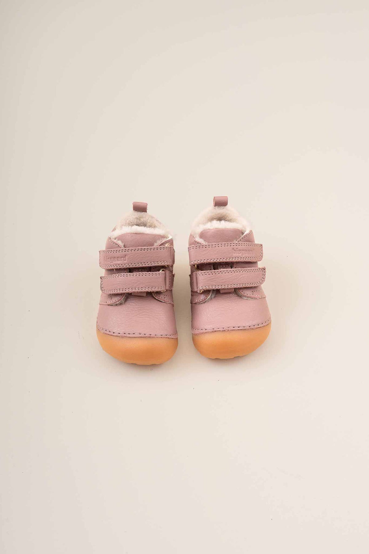Barefoot Carter Lamb – Rose – Bisgaard: zwei Schuhe nebeneinander.