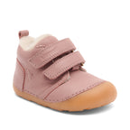 Barefoot Carter Lamb – Rose – Bisgaard: Schuh schräg von vorne mit Klettverschlüssen.