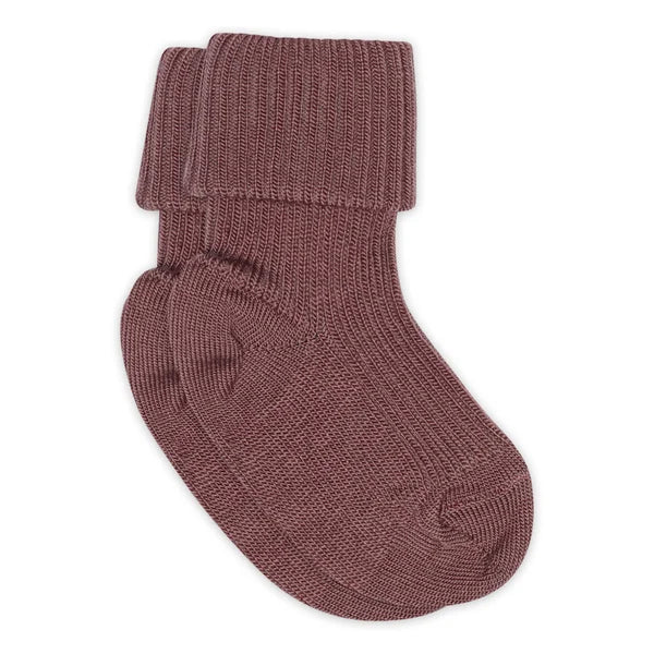 Wool Rib Baby Socks – Gerippte Babysocken – MP Denmark: Socke mit umgeschlagenem Rippbündchen auf weißem Hintergrund.