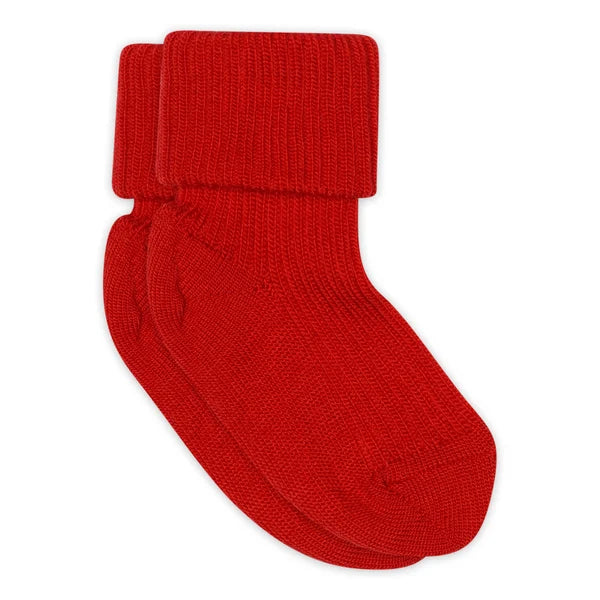 Wool Rib Baby Socks – Gerippte Babysocken – MP Denmark: Socke mit umgeschlagenem Rippbündchen auf weißem Hintergrund.