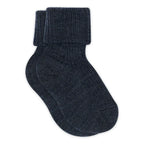 Wool Rib Baby Socks – Gerippte Babysocken – MP Denmark: Socke mit umgeschlagenem Rippbündchen auf weißem Hintergrund.