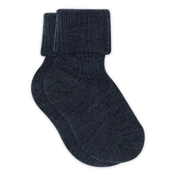 Wool Rib Baby Socks – Gerippte Babysocken – MP Denmark: Socke mit umgeschlagenem Rippbündchen auf weißem Hintergrund.