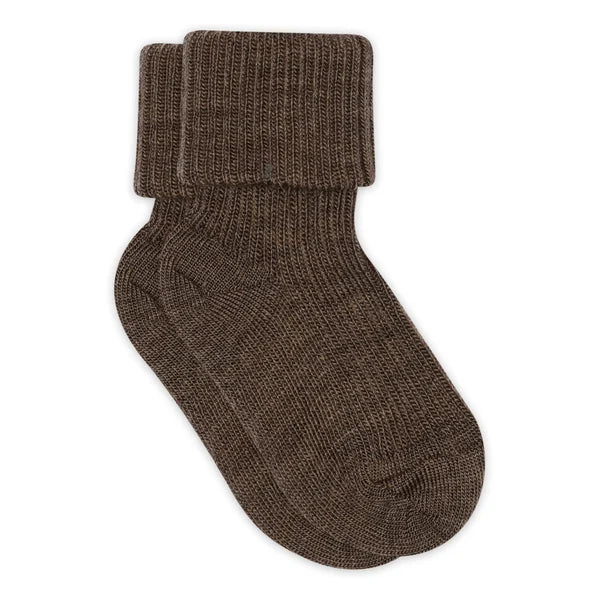 Wool Rib Baby Socks – Gerippte Babysocken – MP Denmark: Socke mit umgeschlagenem Rippbündchen auf weißem Hintergrund.