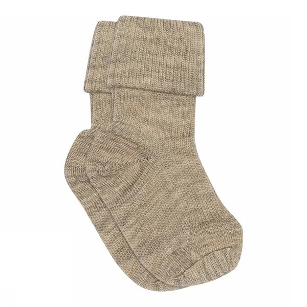 Wool Rib Baby Socks – Gerippte Babysocken – MP Denmark: Socke mit umgeschlagenem Rippbündchen auf weißem Hintergrund.