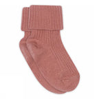 Wool Rib Baby Socks – Gerippte Babysocken – MP Denmark: Socke mit umgeschlagenem Rippbündchen auf weißem Hintergrund.
