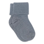 Wool Rib Baby Socks – Gerippte Babysocken – MP Denmark: Socke mit umgeschlagenem Rippbündchen auf weißem Hintergrund.