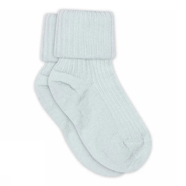 Wool Rib Baby Socks – Gerippte Babysocken – MP Denmark: Socke mit umgeschlagenem Rippbündchen auf weißem Hintergrund.