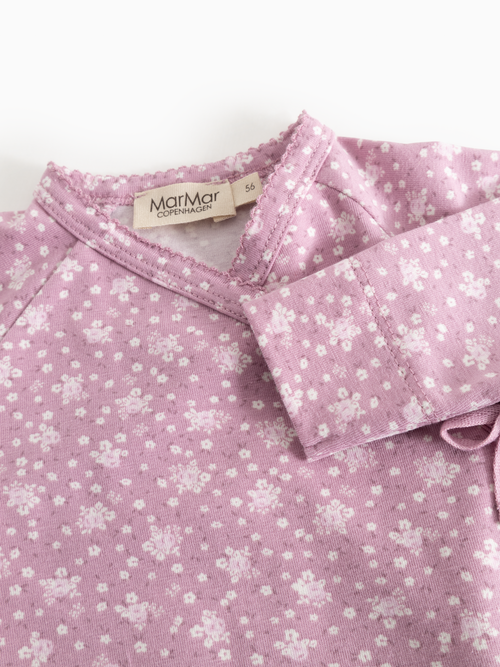 Combinaison pyjama Rula – Lit de Rose – MarMar Copenhagen : détail de l'encolure et du motif floral de la grenouillère.