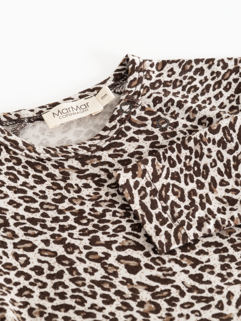 Babyromper Leo Body LS - Modal - Dark Brown Leo - MarMar Copenhagen - productfoto - afbeelding 4
