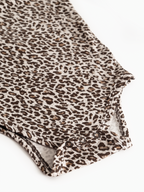 Babyromper Leo Body LS - Modal - Dark Brown Leo - MarMar Copenhagen - productfoto - afbeelding 3