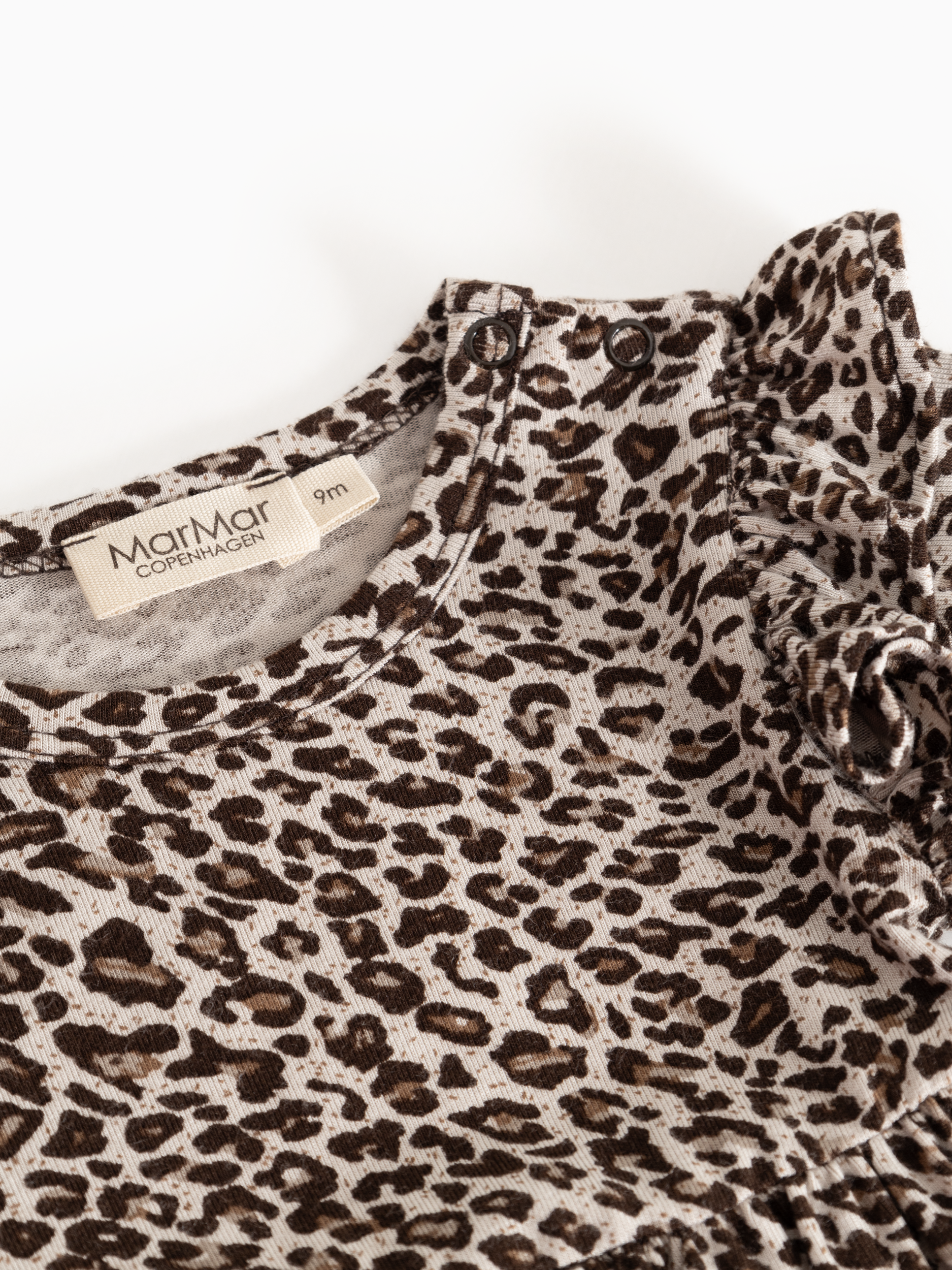 Babyjurkje Leo Ramona Frill LS met geïntegreerde romper - Modal - Dark Brown Leo - MarMar Copenhagen - productfoto - afbeelding 4
