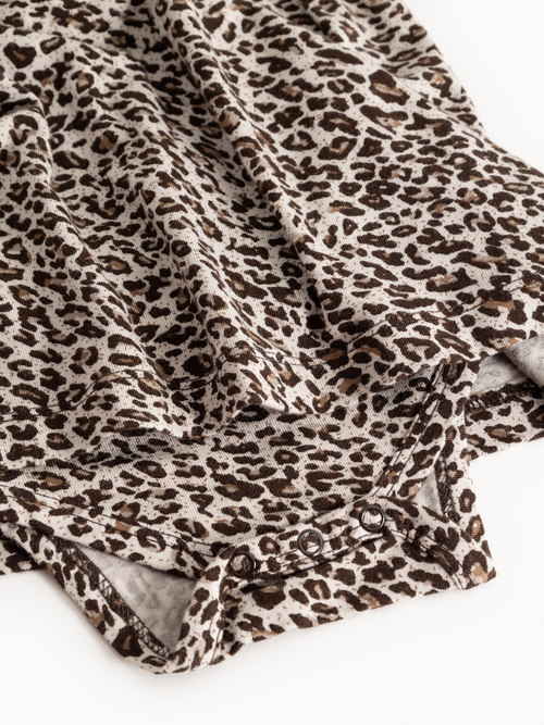 Babyjurkje Leo Ramona Frill LS met geïntegreerde romper - Modal - Dark Brown Leo - MarMar Copenhagen - productfoto - afbeelding 3