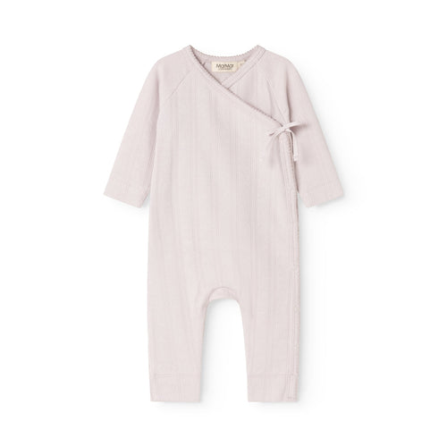 Boxpakje Rula Violet Dust – Modal & organic cotton – MarMar Copenhagen: light romper with wrap closure, front view.