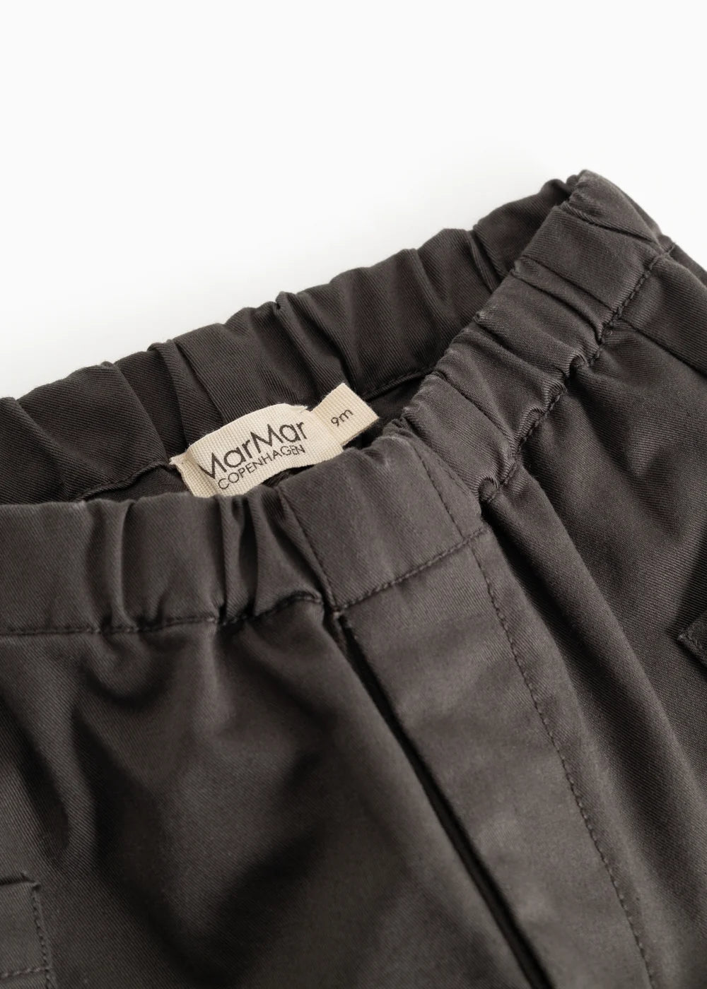 Baby Chino Polle Raven – Baumwolle & Elasthan – MarMar Copenhagen