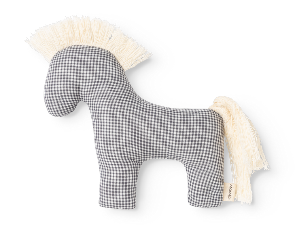 Knuffelrammelaar Little Horse - Biologisch katoen - Blue Check - MarMar Copenhagen - productfoto - afbeelding 6