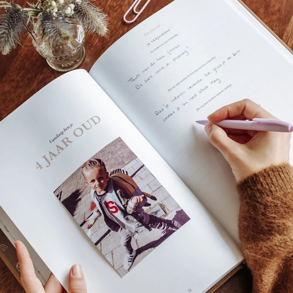 Toen jij steeds groter werd – Childhood Keepsake Journal from 1 to 10 Years with Memories & Milestones – Birth Lines