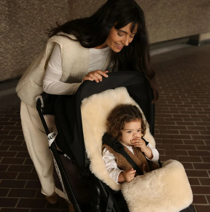 Fußsack Puffmuff® - Merino Lammfell - Noir + Milk - BINIBAMBA