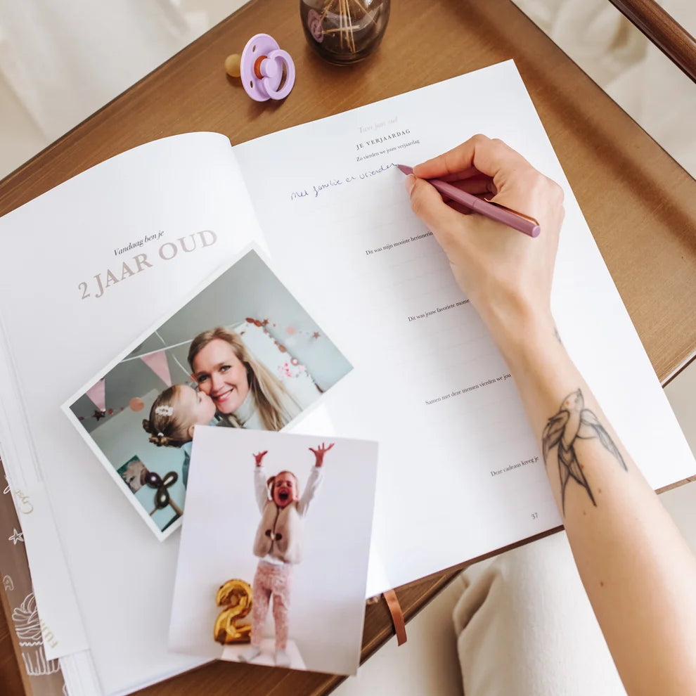 Toen jij steeds groter werd – Childhood Keepsake Journal from 1 to 10 Years with Memories & Milestones – Birth Lines