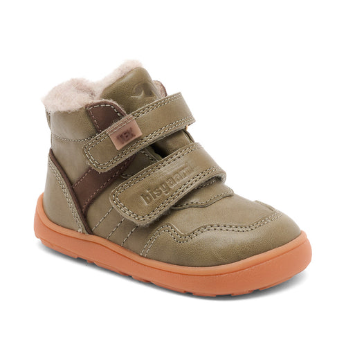 Barefoot Becky TEX Winterschuhe – Sage – Bisgaard: Schuh schräg von vorne mit Klettverschlüssen.