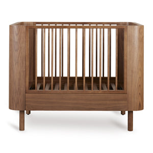 Yume Bed 110 × 70 cm – Mitwachsendes Bett aus Eschenholz – Quax: Babybett von vorne mit sichtbarem Lattenrost.