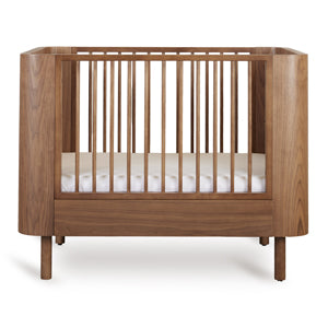 Yume Bed 110 × 70 cm – Mitwachsendes Bett aus Eschenholz – Quax: Babybett von vorne mit sichtbarem Lattenrost.