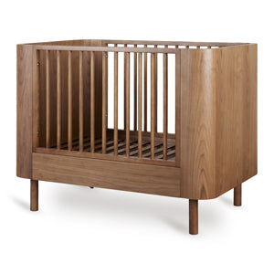 Yume Bed 110 × 70 cm – Mitwachsendes Bett aus Eschenholz – Quax: Babybett schräg von vorne.