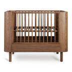 Yume Bed 110 × 70 cm – Mitwachsendes Bett aus Eschenholz – Quax: Babybett von vorne mit erhöhtem Lattenrost.