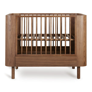 Yume Bed 110 × 70 cm – Mitwachsendes Bett aus Eschenholz – Quax: Babybett von vorne mit erhöhtem Lattenrost.