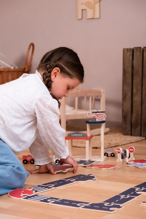 Cars on the Road – Egmont Toys: child playing with the wooden car track.