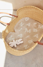 Merinowoll-Kinderwagenauflage Snuggler® - Alphabet - BINIBAMBA