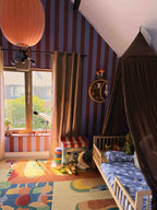 Brede Strepen Bordeaux Blauw – Atelier Chien: Tapete in einem Kinderzimmer mit Bett und Lampion.