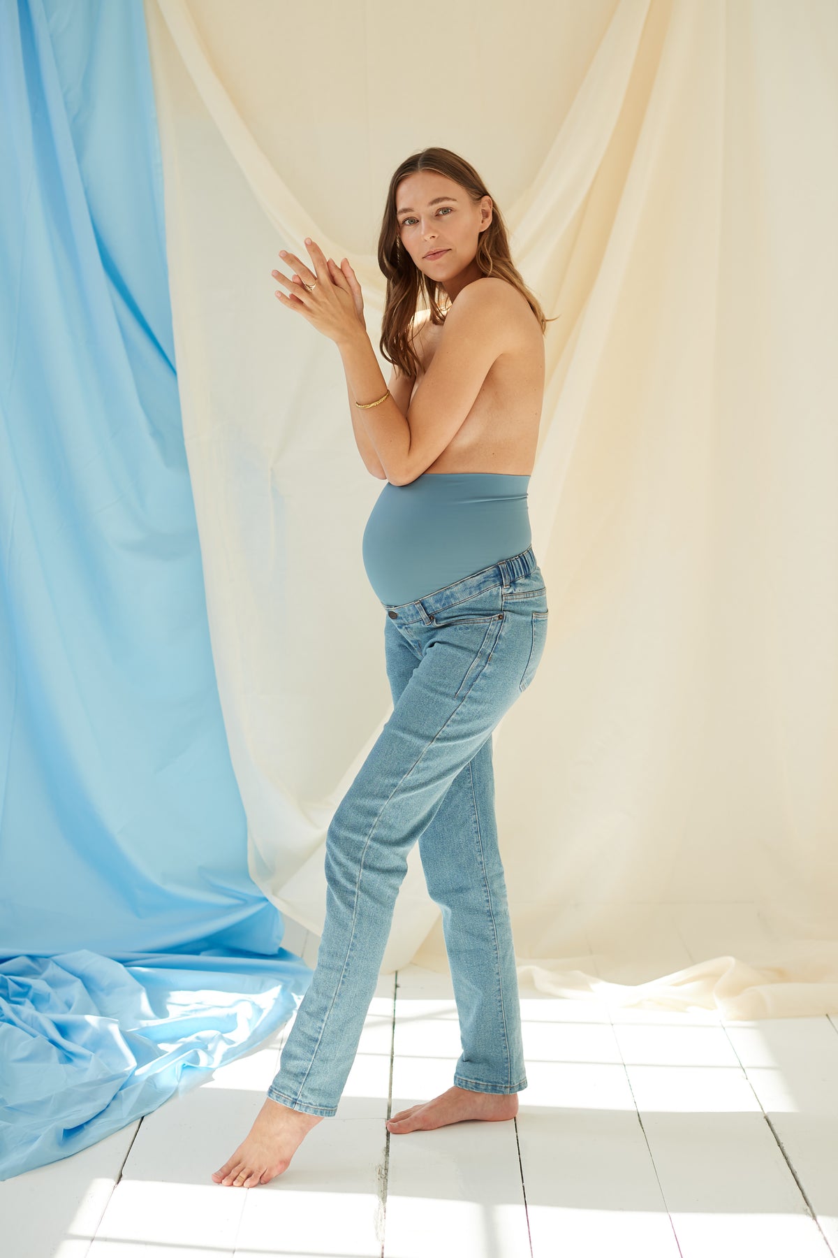 The Boyfriend Jeans Light Blue – Jean de grossesse confortable avec bandeau ajustable – Atelier Melon