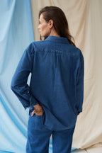 The Shirt Dark Denim – Oversized Umstandsbluse – 100% Baumwolle – Verdeckte Reißverschlüsse – Atelier Melon