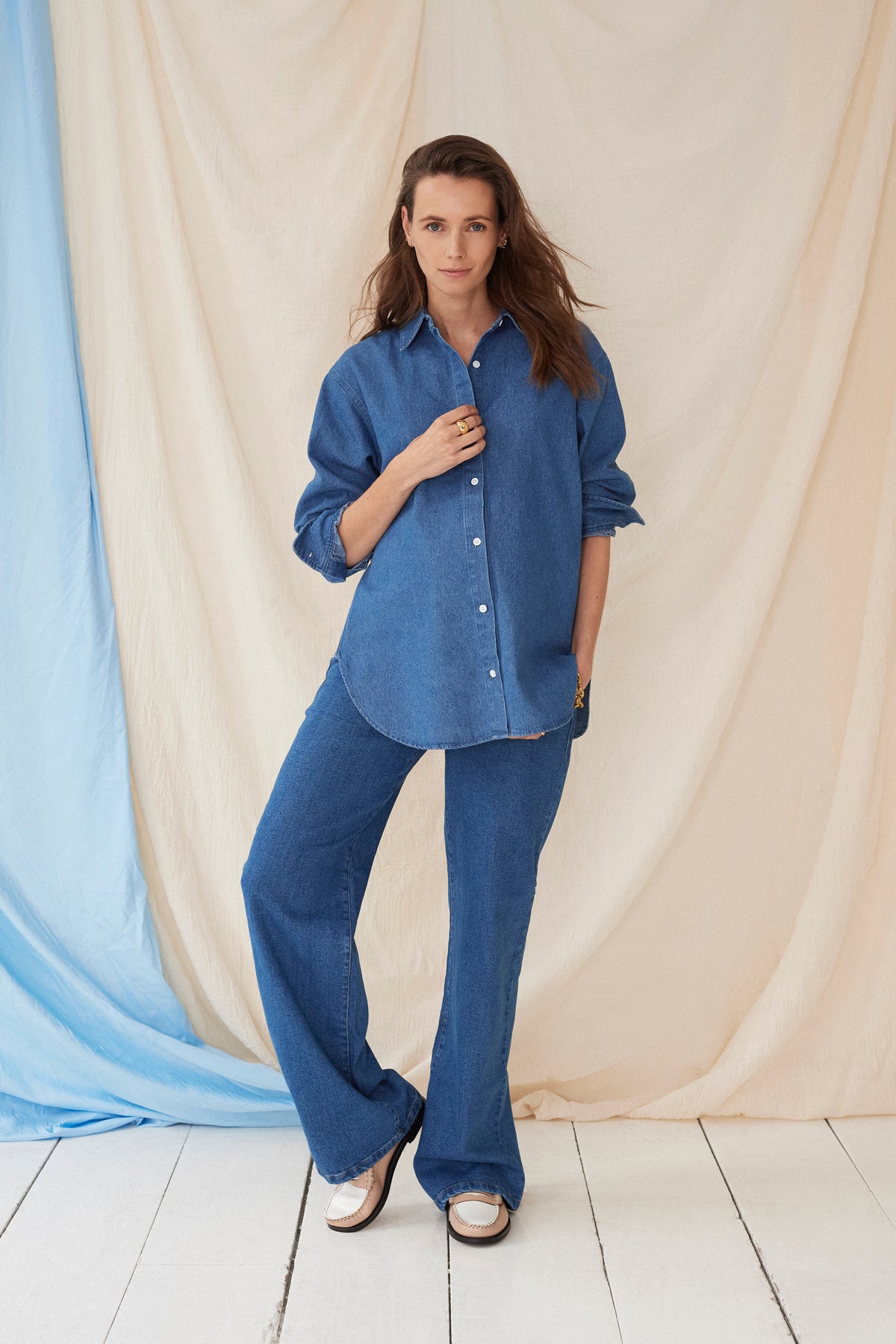 The Shirt Dark Denim – Chemise de grossesse oversize – 100 % coton – Zips invisibles – Atelier Melon
