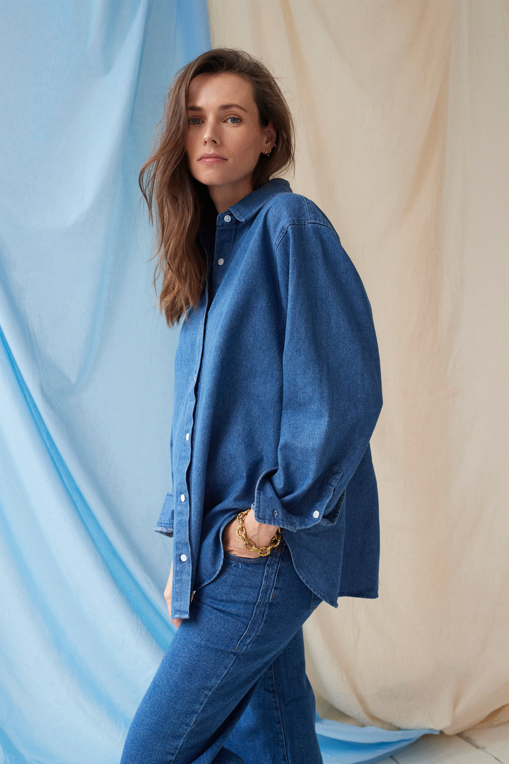 The Shirt Dark Denim – Oversized Umstandsbluse – 100% Baumwolle – Verdeckte Reißverschlüsse – Atelier Melon