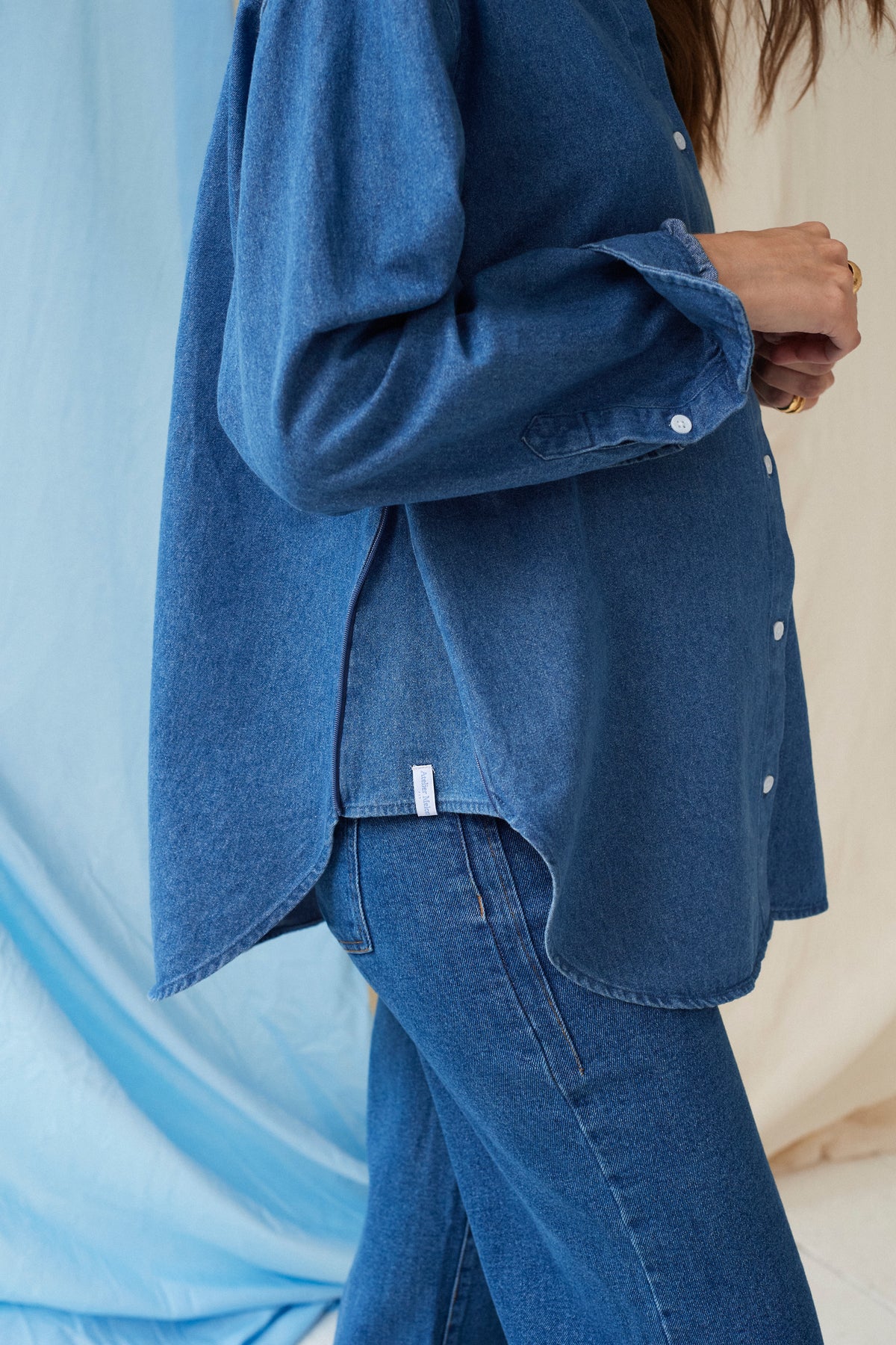 The Shirt Dark Denim – Chemise de grossesse oversize – 100 % coton – Zips invisibles – Atelier Melon
